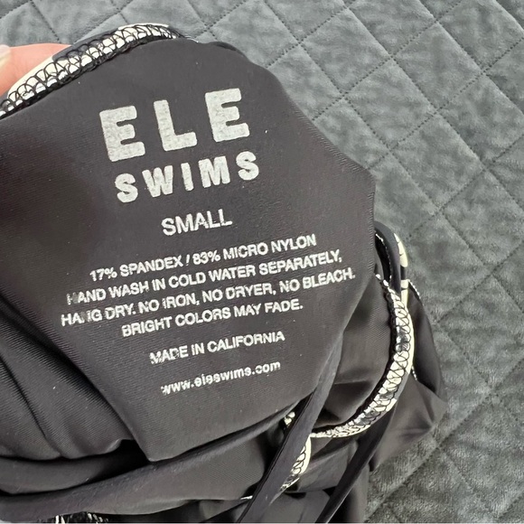 Ele Swims Women Small One Piece Swimsuit Spanish Daisy Floral B14 - Picture 5 of 7